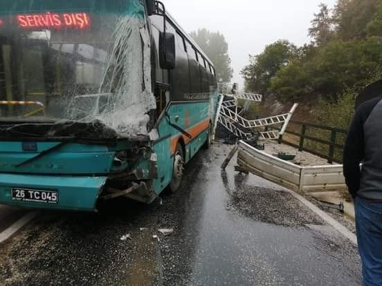 Kamyonetle Otobüs Çarpıştı, 1’i Ağır 2 Kişi Yaralandı