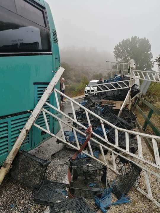 Kamyonetle Otobüs Çarpıştı, 1’i Ağır 2 Kişi Yaralandı