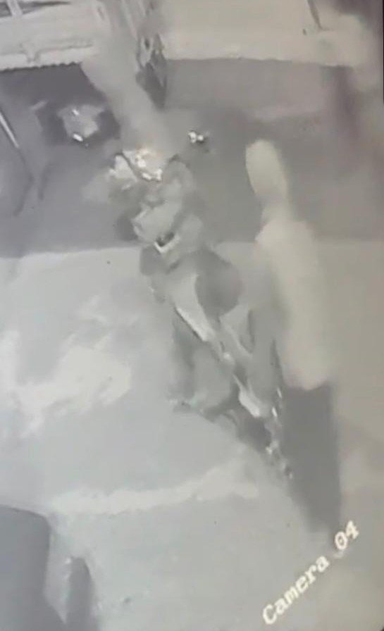 Kilidini Kıramadıkları Elektrikli Bisikleti Kucaklayıp Çaldılar