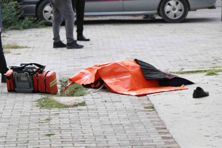 Onarmak İçin Çıktığı Çatıdan Düşen Yaşlı Adam Hayatını Kaybetti