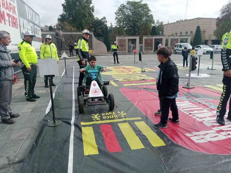 Öğrencilere Uygulamalı Trafik Eğitimi