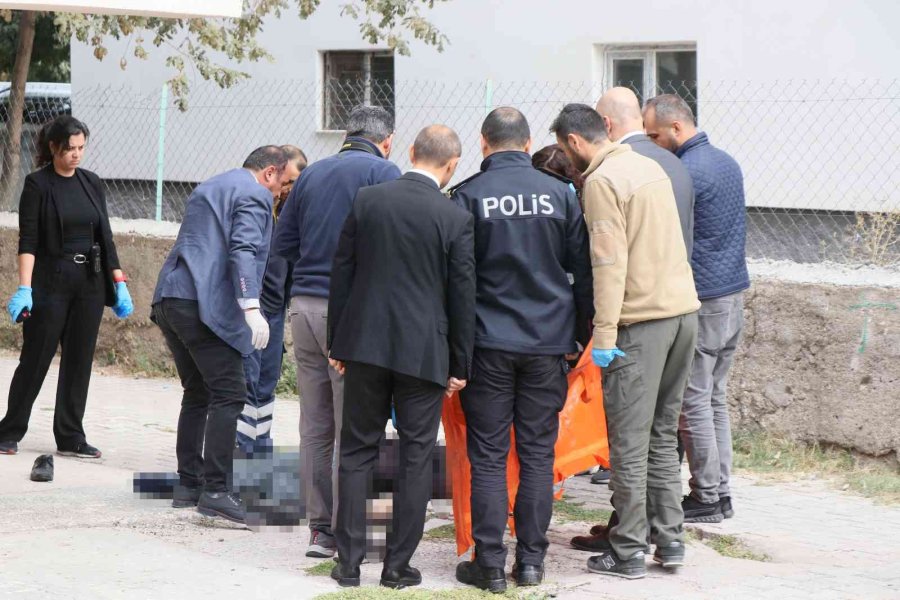 Onarmak İçin Çıktığı Çatıdan Düşen Yaşlı Adam Hayatını Kaybetti