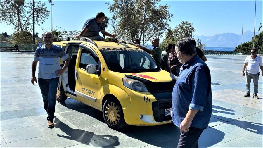 Ceza Yazılacağını Öğrenen Ticari Taksi Sürücüsü Aracının Üzerine Çıktı