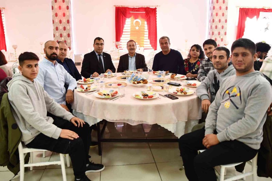 Başkan Ataç Azerbaycanlı Öğrenciler İle Buluştu