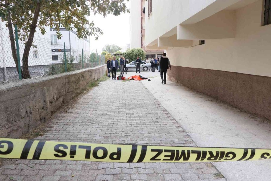 Onarmak İçin Çıktığı Çatıdan Düşen Yaşlı Adam Hayatını Kaybetti