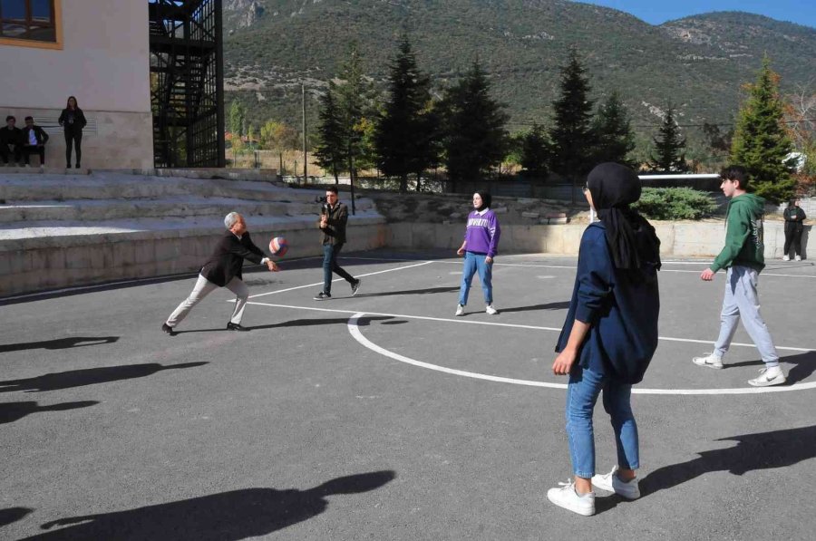 Başkan Akkaya Liseli Gençlerle Buluştu