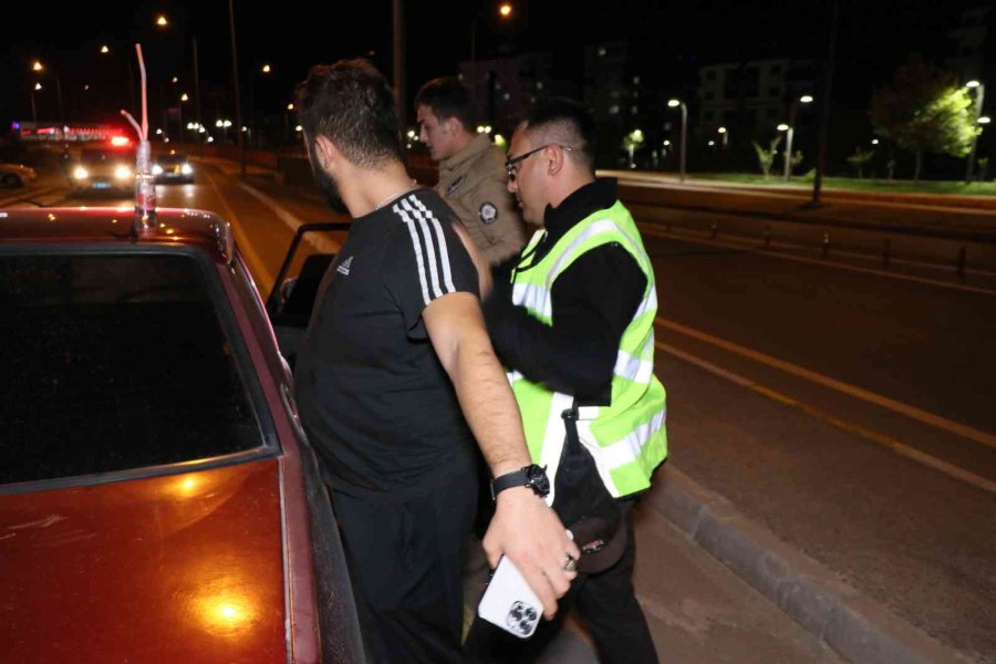 Ters Yola Girip Polisleri Peşine Taktı, Yakalanınca Helallik İstedi