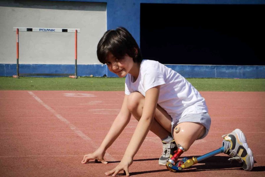 Minik Özge Yeni Protez Bacaklarıyla Hayallerine Koştu