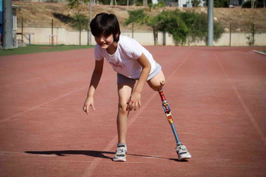 Minik Özge Yeni Protez Bacaklarıyla Hayallerine Koştu