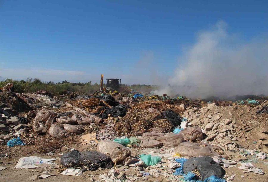 Antalya’da Atık Yangını Güçlükle Söndürüldü