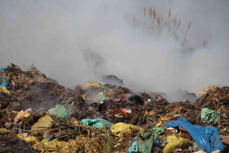 Antalya’da Atık Yangını Güçlükle Söndürüldü
