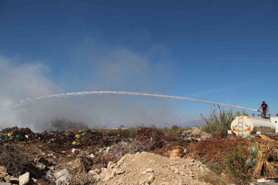 Antalya’da Atık Yangını Güçlükle Söndürüldü