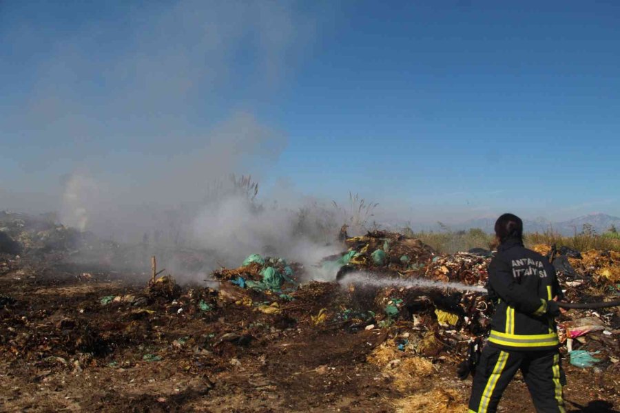 Antalya’da Atık Yangını Güçlükle Söndürüldü