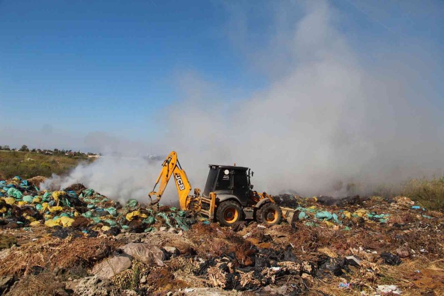 Antalya’da Atık Yangını Güçlükle Söndürüldü