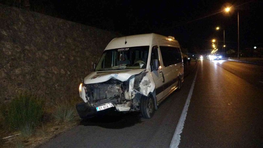 Tur Minibüsü Otomobille Çarpıştı: 5’i İrlandalı Turist 6 Kişi Yaralandı
