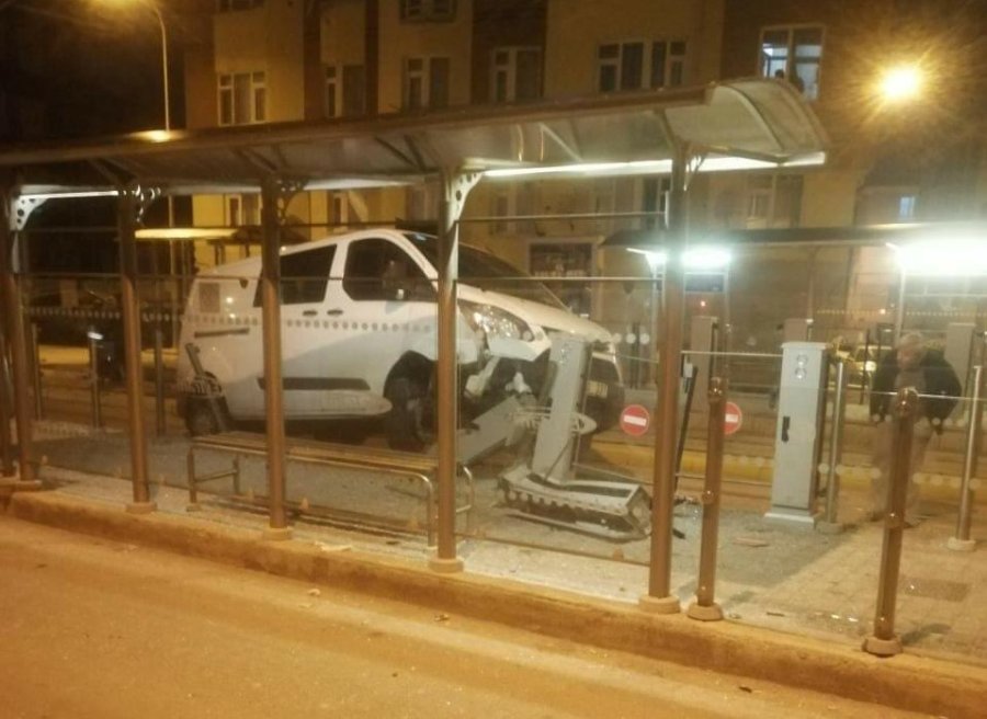Minibüs Tramvay Durağına Daldı, Faciadan Dönüldü