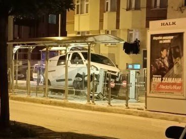 Minibüs Tramvay Durağına Daldı, Faciadan Dönüldü