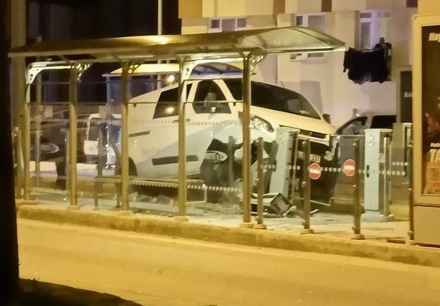 Minibüs Tramvay Durağına Daldı, Faciadan Dönüldü