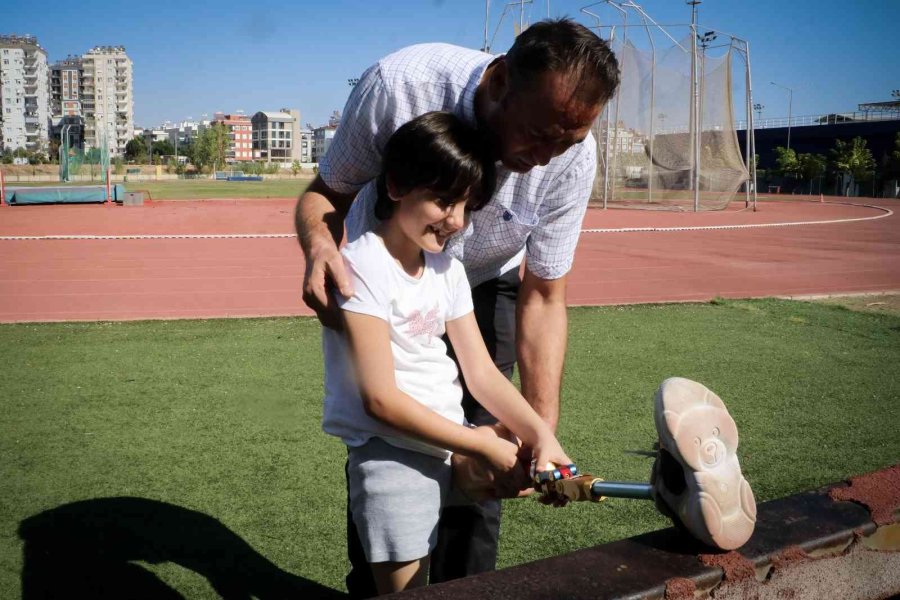 Minik Özge Yeni Protez Bacaklarıyla Hayallerine Koştu
