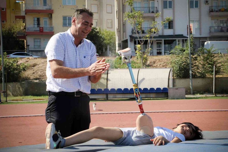 Minik Özge Yeni Protez Bacaklarıyla Hayallerine Koştu