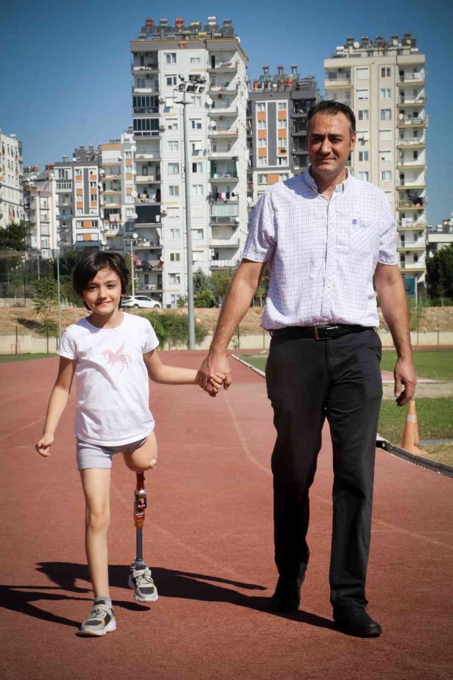 Minik Özge Yeni Protez Bacaklarıyla Hayallerine Koştu