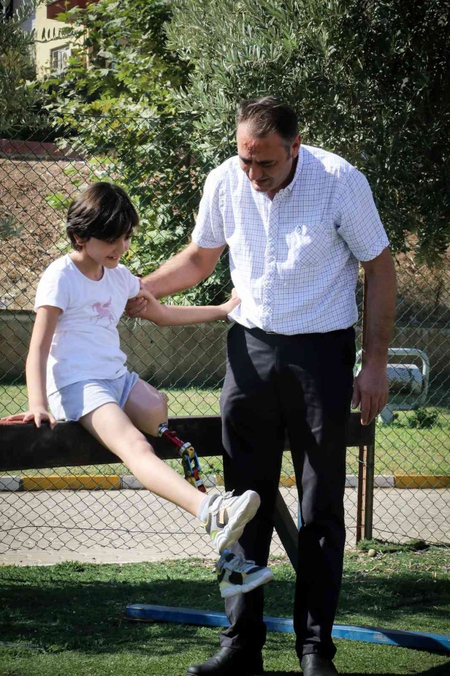 Minik Özge Yeni Protez Bacaklarıyla Hayallerine Koştu