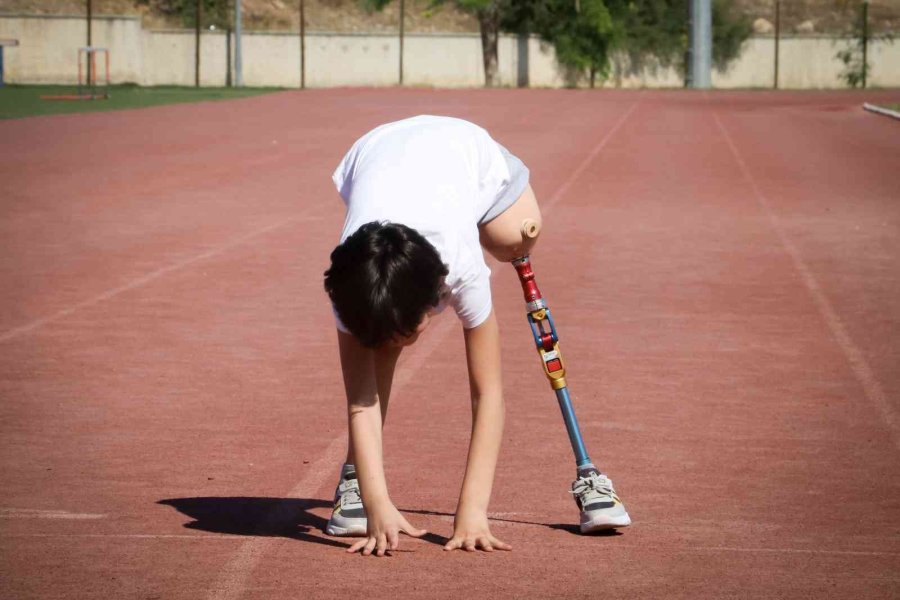 Minik Özge Yeni Protez Bacaklarıyla Hayallerine Koştu