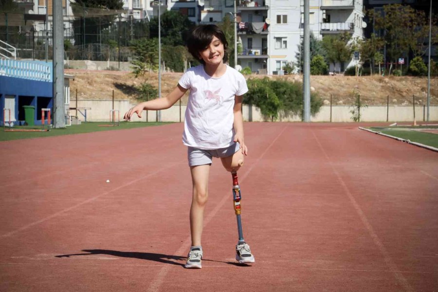 Minik Özge Yeni Protez Bacaklarıyla Hayallerine Koştu
