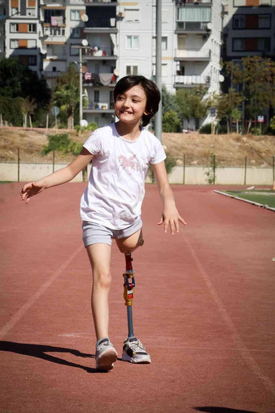 Minik Özge Yeni Protez Bacaklarıyla Hayallerine Koştu