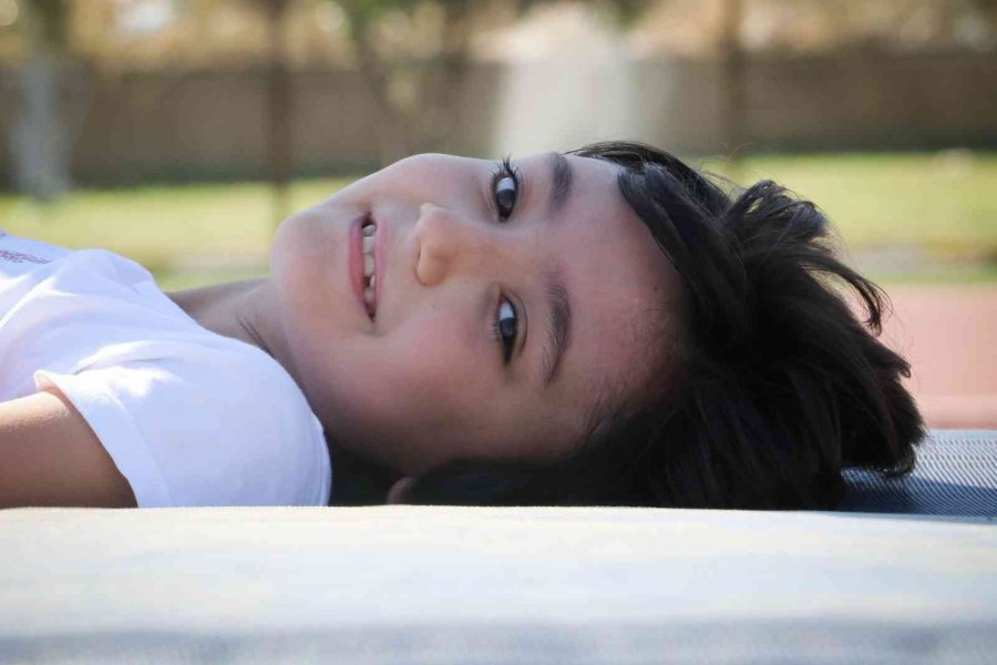 Minik Özge Yeni Protez Bacaklarıyla Hayallerine Koştu