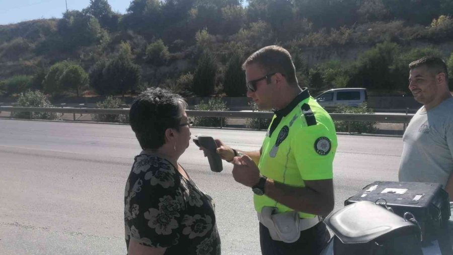 Kontrolden Çıkan Otomobil Bariyere Çarparak Durabildi