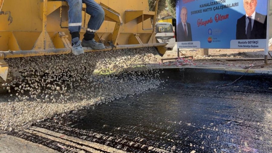 Finike’de Alt Yapı Çalışmasında Bozulan Yollar Asfaltlanıyor