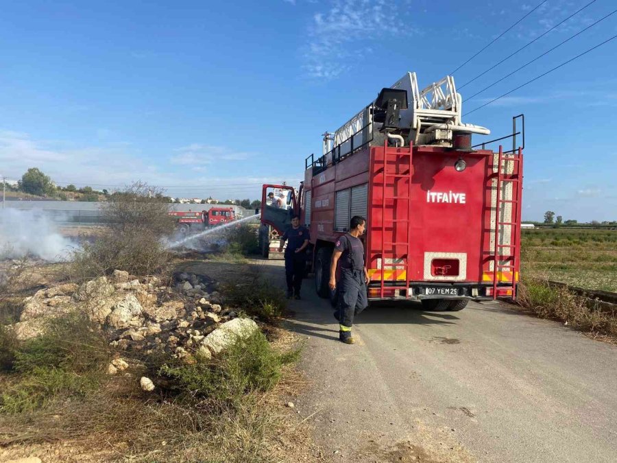 Antalya’da Çalılık Alandaki Yangın Büyümeden Söndürüldü