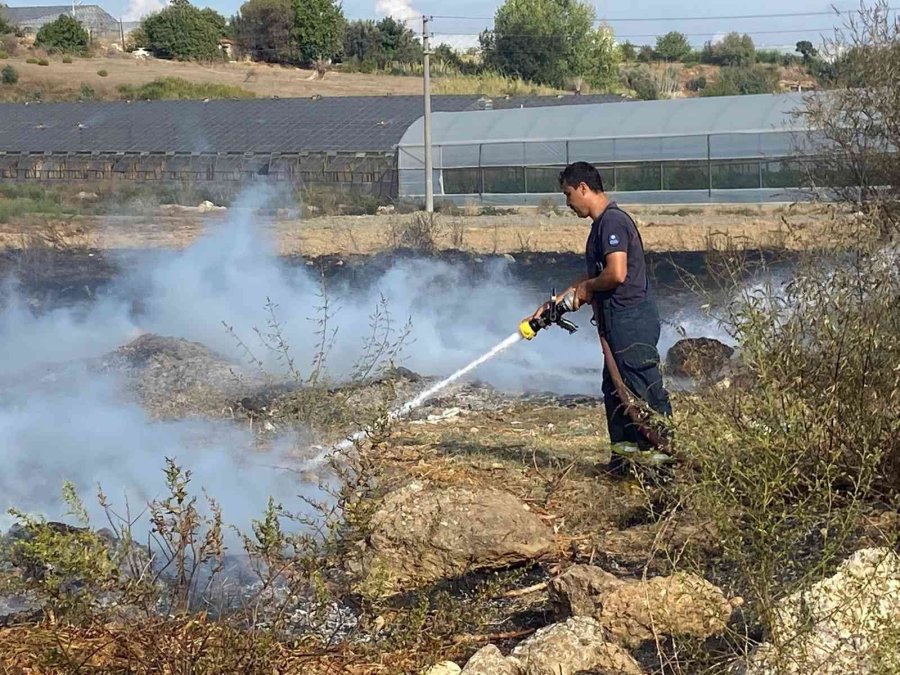 Antalya’da Çalılık Alandaki Yangın Büyümeden Söndürüldü