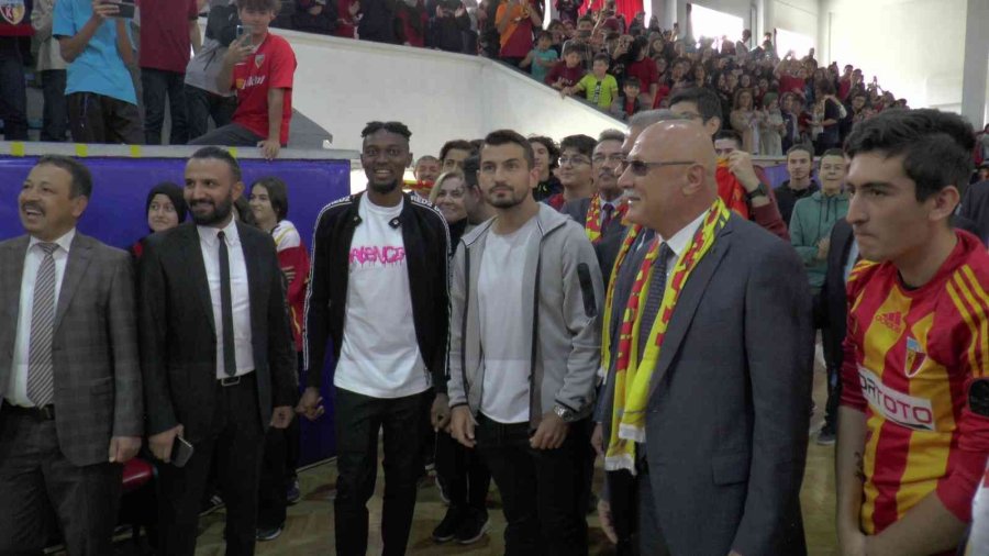 Kayserisporlu Futbolcular Lise Öğrencileriyle Buluştu