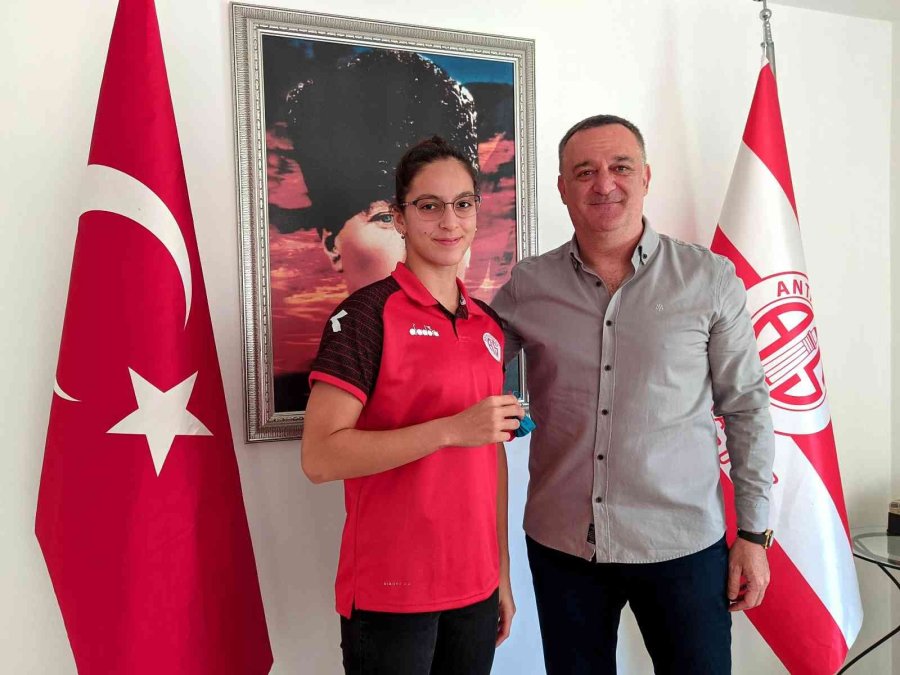 Antalyasporlu Yüzücüler Ödüllendirildi