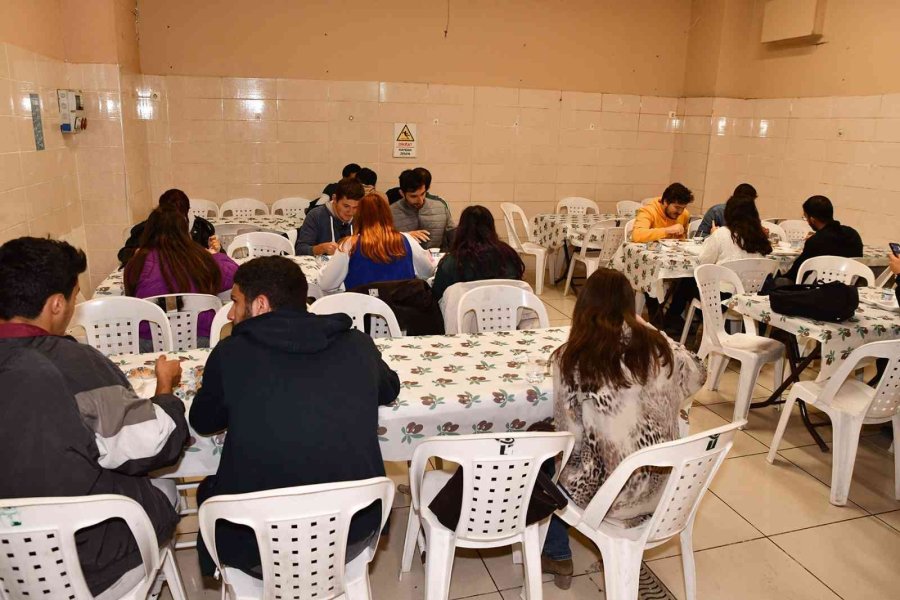 Öğrencilere Yemek Desteğine Yeni Yerinde Yoğun İlgi