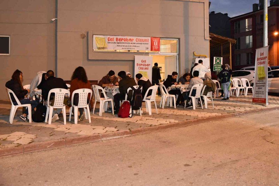 Öğrencilere Yemek Desteğine Yeni Yerinde Yoğun İlgi