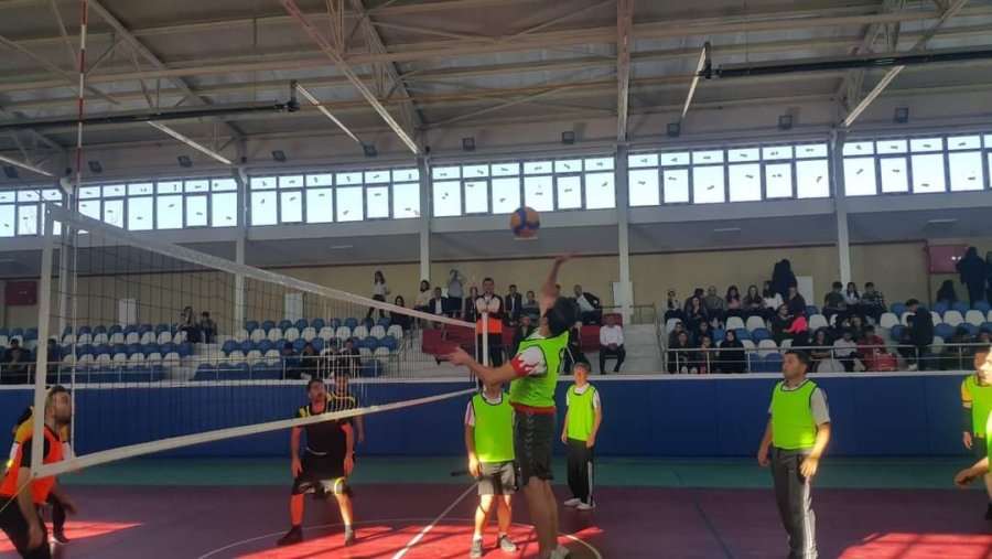 Tomarza’da Cumhuriyet Kupası Voleybol Turnuvası Başladı