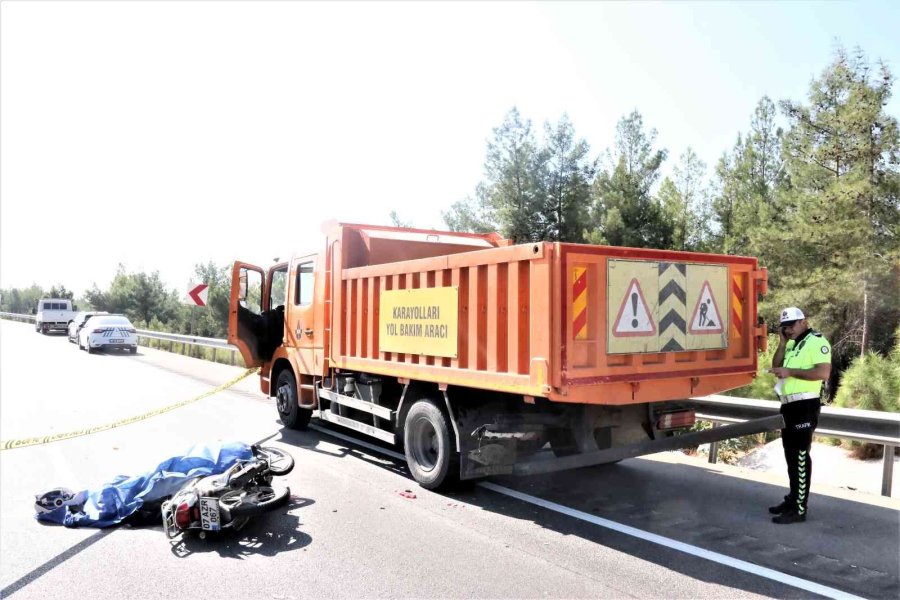 Karayolunda Temizlik Yapan Kamyona Arkadan Çarpan Genç Kadın Hayatını Kaybetti