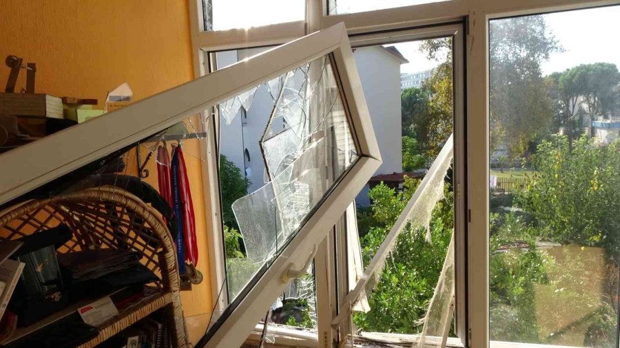 Otelin Patlayan Dev Su Tankı 150 Metre Uçup Daireyi Harabeye Çevirdi