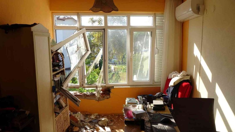 Otelin Patlayan Dev Su Tankı 150 Metre Uçup Daireyi Harabeye Çevirdi