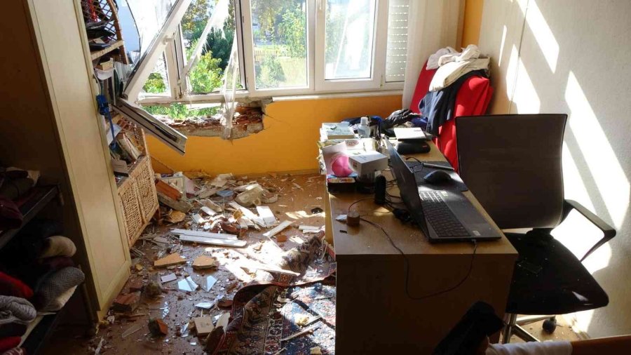 Otelin Patlayan Dev Su Tankı 150 Metre Uçup Daireyi Harabeye Çevirdi