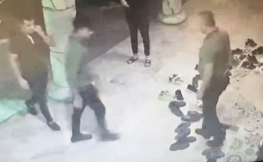 Terlikle Geldiği Camiden 3 Bin Liralık Ayakkabı İle Ayrıldı