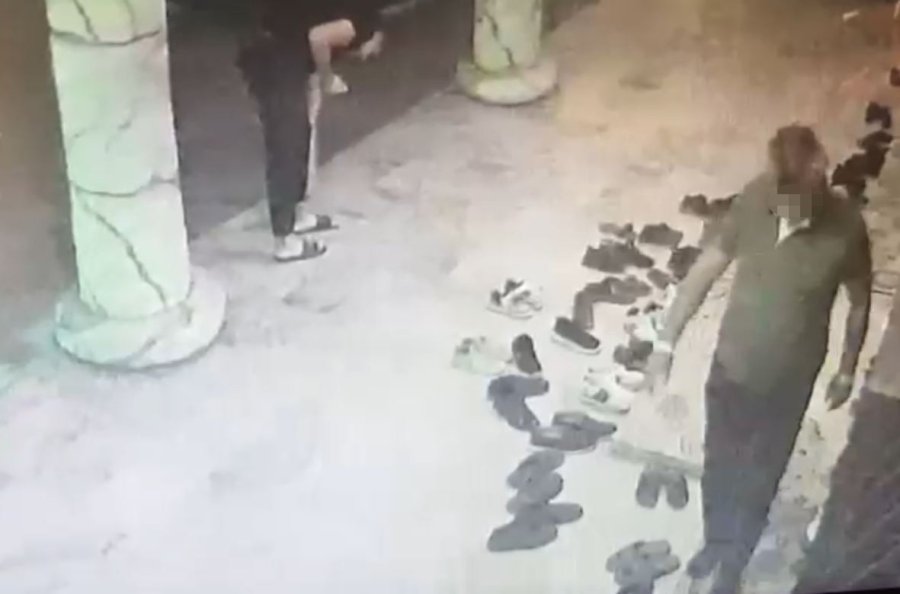 Terlikle Geldiği Camiden 3 Bin Liralık Ayakkabı İle Ayrıldı