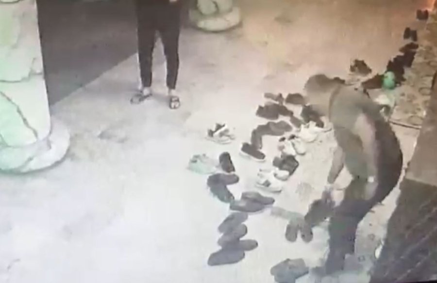 Terlikle Geldiği Camiden 3 Bin Liralık Ayakkabı İle Ayrıldı
