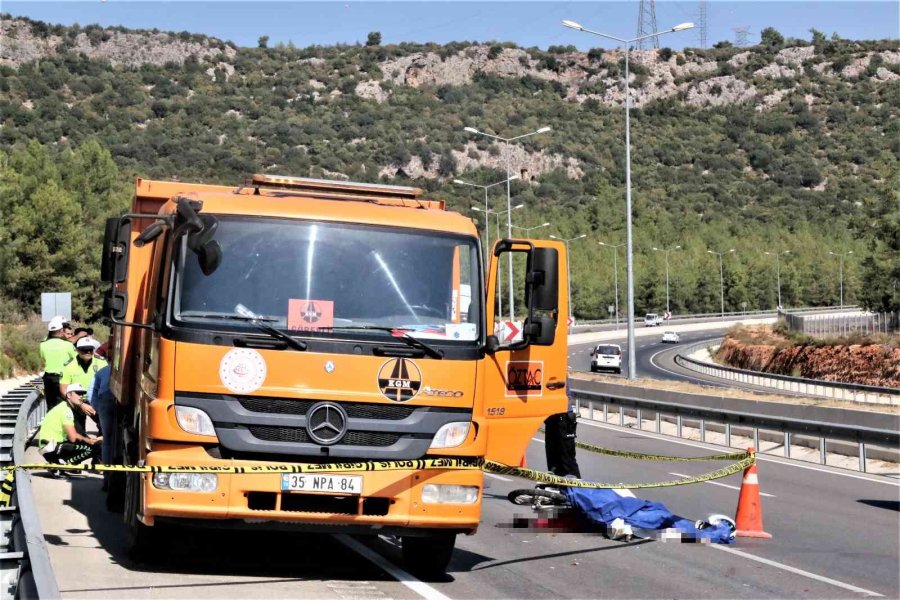Karayolunda Temizlik Yapan Kamyona Arkadan Çarpan Genç Kadın Hayatını Kaybetti