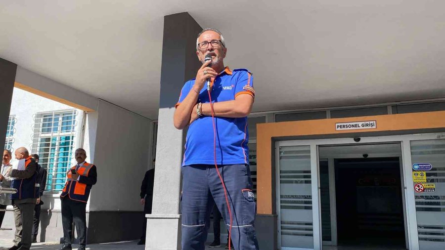 Liseli Öğrencilere Deprem Anı Ve Tahliye Tatbikatı