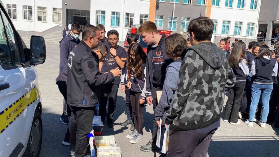 Liseli Öğrencilere Deprem Anı Ve Tahliye Tatbikatı