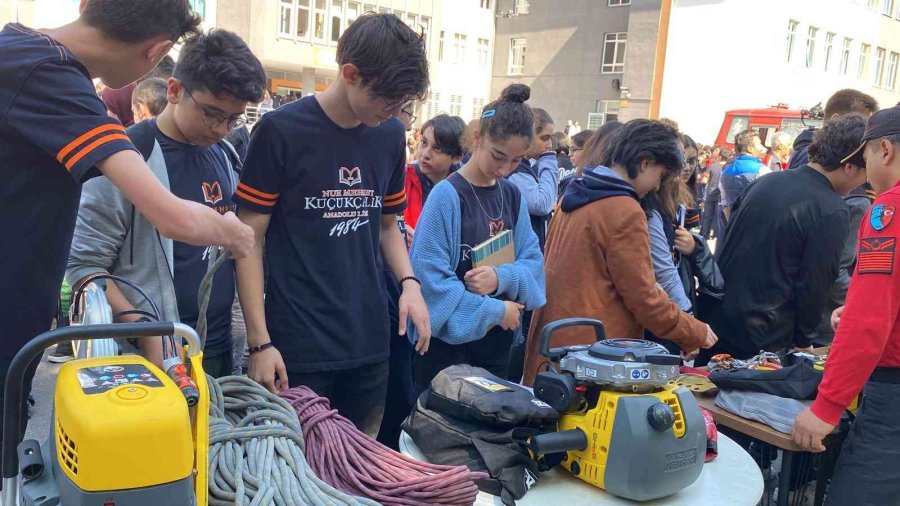 Liseli Öğrencilere Deprem Anı Ve Tahliye Tatbikatı